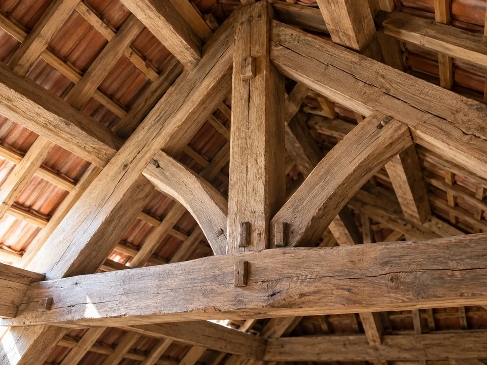 Poutres et assemblages d’une charpente traditionnelle en bois